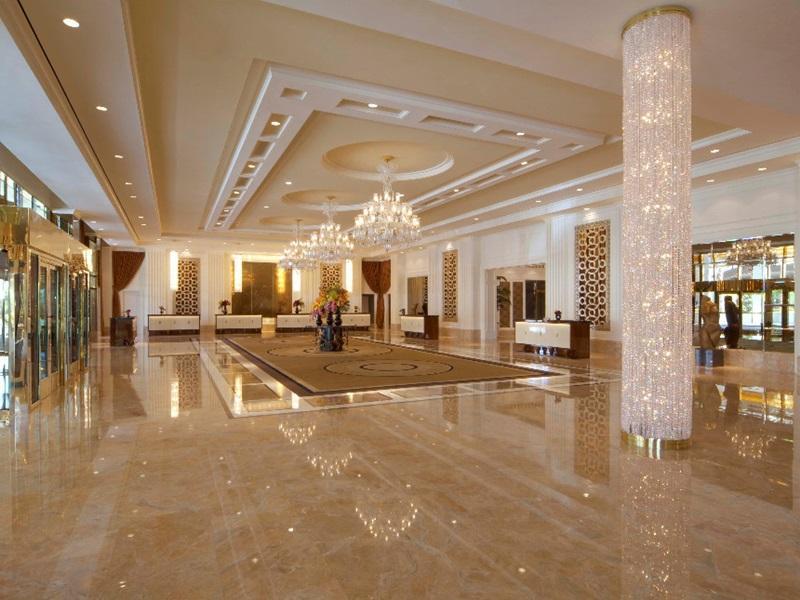 Trump International Hotel Лас Вегас Екстериор снимка The photo depicts a spacious and elegantly designed hotel lobby. It features high ceilings with decorative molding, large chandeliers hanging from above, and polished marble flooring that reflects the light beautifully. The area is well-lit, showcasi