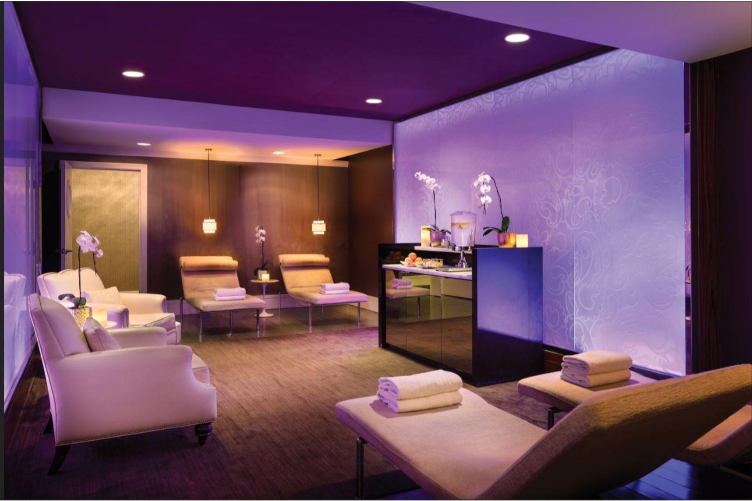 Trump International Hotel Лас Вегас Екстериор снимка The photo shows a serene spa or wellness area. The space has a calming atmosphere with a combination of soft lighting and elegant decor. There are comfortable lounge chairs, a reception area with a sleek counter, and decorative elements like orchids 