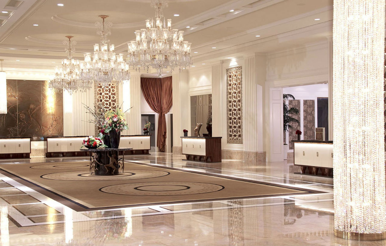 Trump International Hotel Лас Вегас Екстериор снимка The image shows an elegant hotel lobby, characterized by its luxurious decor and spacious layout. 

Key features include:

- **Chandeliers**: Multiple crystal chandeliers hang from the ceiling, adding a touch of glamour.
- **Flooring**: The floor app